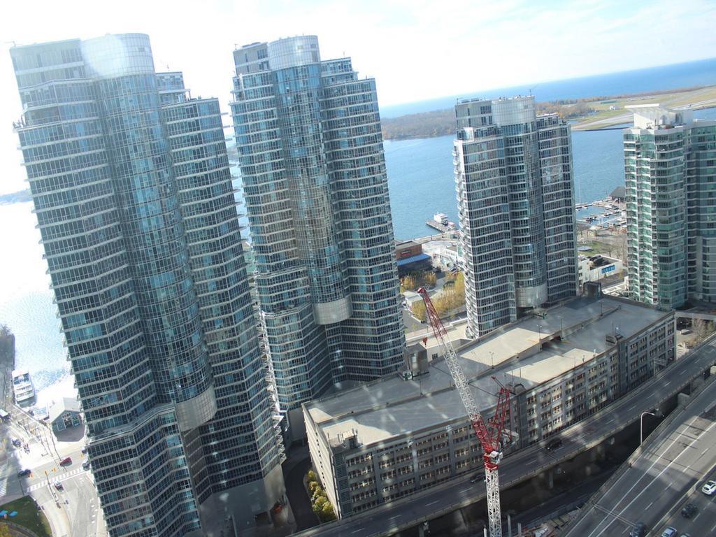Eg Suites - York St Condos Cn Tower Toronto Exterior photo