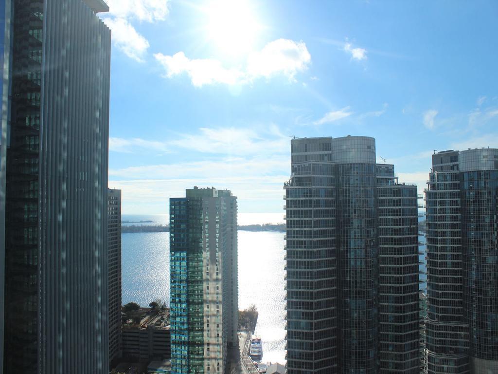 Eg Suites - York St Condos Cn Tower Toronto Exterior photo